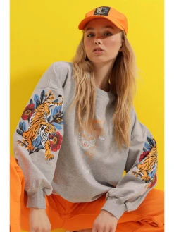 Sweatshirt In Grau/ Orange/ Blau 7 Sweatshirt In Grau/ Orange/ Blau -Modebe Kleidungs Geschäft chezalou sweatshirt in grau orange blau 2