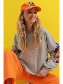 Sweatshirt In Grau/ Orange/ Blau 8 Sweatshirt In Grau/ Orange/ Blau -Modebe Kleidungs Geschäft chezalou sweatshirt in grau orange blau 3