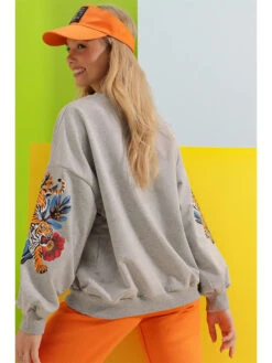 Sweatshirt In Grau/ Orange/ Blau 9 Sweatshirt In Grau/ Orange/ Blau -Modebe Kleidungs Geschäft chezalou sweatshirt in grau orange blau 4