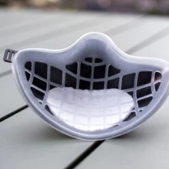 Koziol HI - Mund- Und Nasen- Maske In Cosmos Black 7 Koziol HI - Mund- Und Nasen- Maske In Cosmos Black -Modebe Kleidungs Geschäft koziol hi mund und nasen maske in cosmos black 2