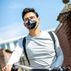 Koziol HI - Mund- Und Nasen- Maske In Cosmos Black 8 Koziol HI - Mund- Und Nasen- Maske In Cosmos Black -Modebe Kleidungs Geschäft koziol hi mund und nasen maske in cosmos black 3