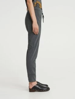 OPUS Sweathose "Levino" In Schwarz -Modebe Kleidungs Geschäft opus sweathose levino in schwarz 1