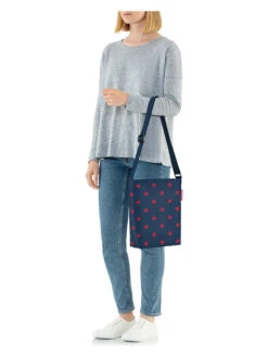 Reisenthel Umhängetasche "S" In Dunkelblau/ Rot - (B)29 X (H)28,5 X (T)7,5 Cm -Modebe Kleidungs Geschäft reisenthel umhangetasche s in dunkelblau rot b 29 x h 28 5 x t 7 5 cm 2