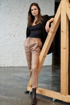 Lederhose Carillo In Taupe -Modebe Kleidungs Geschäft ricano lederhose carillo in taupe 5